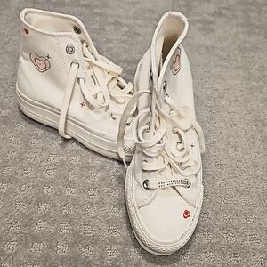 Convers platform  size 5 white with hearts